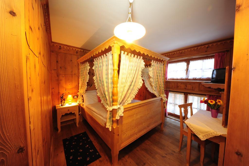 Chalet Alpenrose Bio Wellness Naturhotel Cogolo Oda fotoğraf