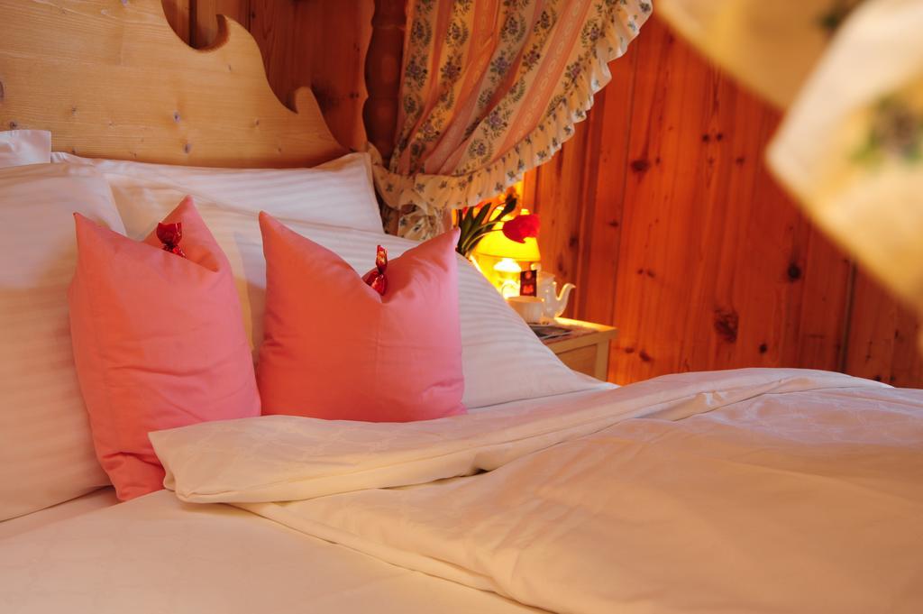 Chalet Alpenrose Bio Wellness Naturhotel Cogolo Oda fotoğraf